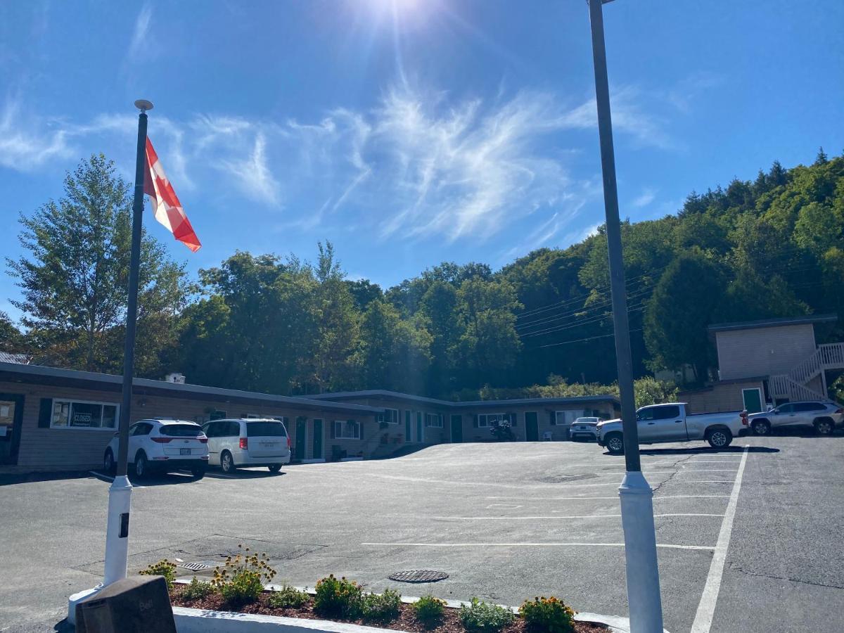 Silver Maple Motel Халибъртън Екстериор снимка
